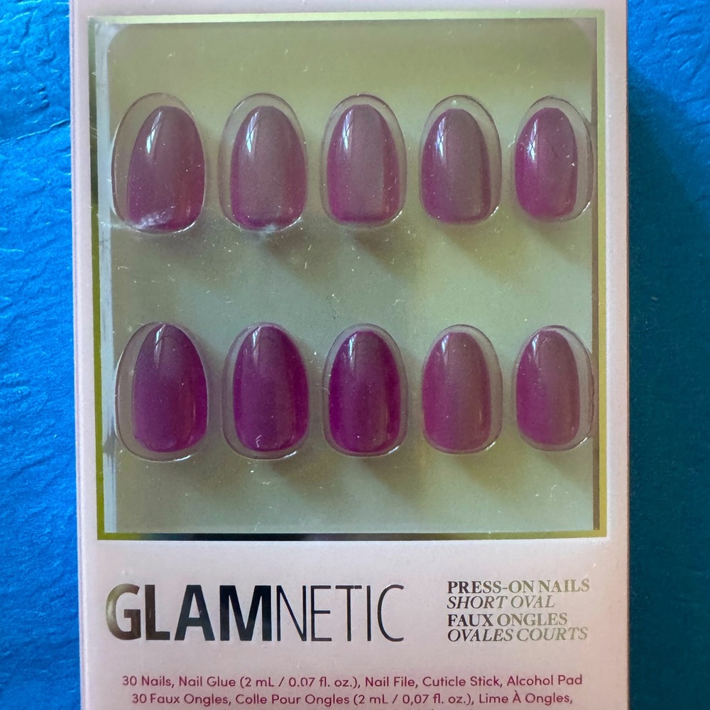 GLAMNETIC Press-On Nails in Berry Fizz Short
Oval Professional look!
